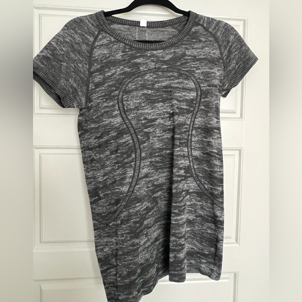 Lululemon Dark Grey Pattern Short Sleeve Top
